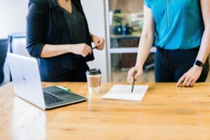 L'employeur doit appliquer, dès lors qu’il a connaissance, au moins partiellement, de l’origine professionnelle de l’accident ou de la maladie au moment du licenciement, les dispositions spécifiques en cas de licenciement lorsque l'inaptitude du salarié a une origine professionnelle, ce qui inclut le doublement de l'indemnité légale de licenciement et le paiement d'une indemnité compensatrice de préavis.
